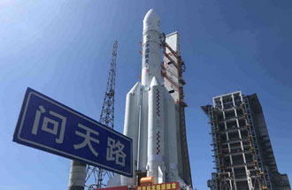 7月23日，中國(guó)火星車搭乘長(zhǎng)征五號(hào)遙四運(yùn)載火箭飛往火星，探尋火星的奧秘